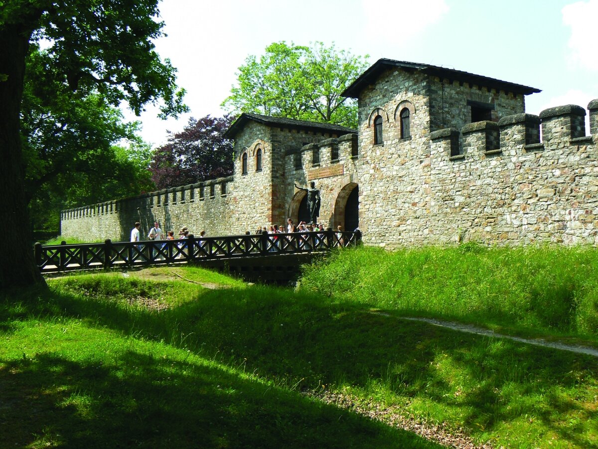 Haupteingang der Saalburg (UNESCO-Welterbe)