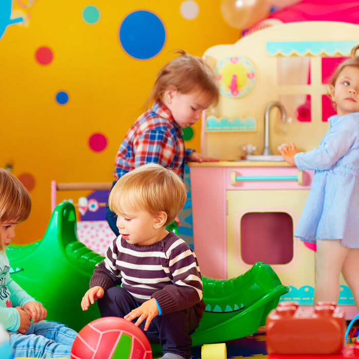 Gruppe von Kindern spielen mit verschiedenen Sachen