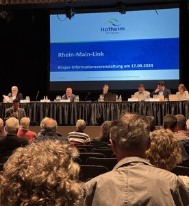 Bürgerinfoveranstaltung Rhein-Main-Link in der Stadthalle der Kreisstadt Hofheim am Taunus, Blick auf die Bühne auf den Rednertisch