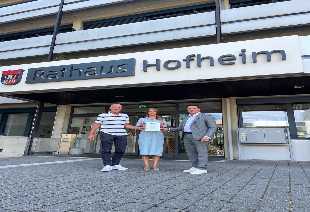 Erster Stadtrat Daniel Philipp, die städtische Fairtrade-Beauftragte Christiane Forstner und Bürgermeister Christian Vogt (v.l.n.r.)  mit der Urkunde.
