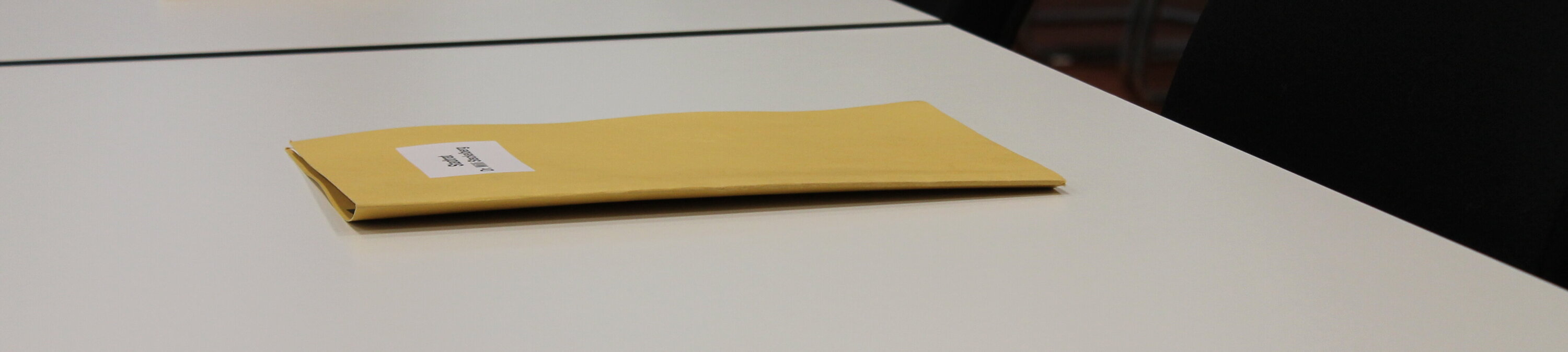 Tisch mit Mappen im Sitzungsraum