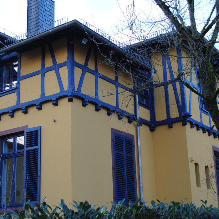 Das „Blaue Haus“: Treffpunkt vieler namhafter Künstlerinnen und Künstler.