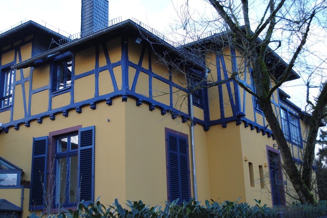 Das „Blaue Haus“: Treffpunkt vieler namhafter Künstlerinnen und Künstler.