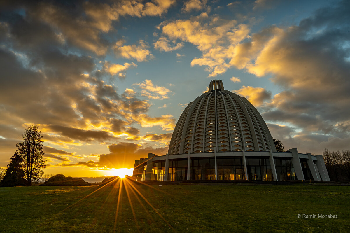 Bahá`i Tempel in der Dämmerung 