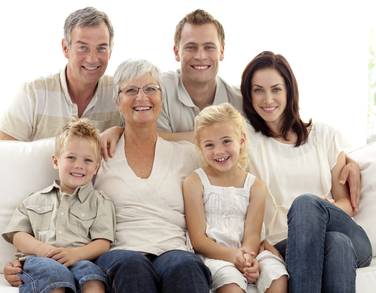 Eine Familie in 3 Generationen sitz für ein Foto auf der Couch