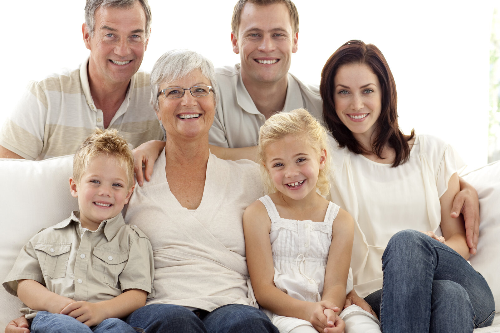 Eine Familie in 3 Generationen sitz für ein Foto auf der Couch