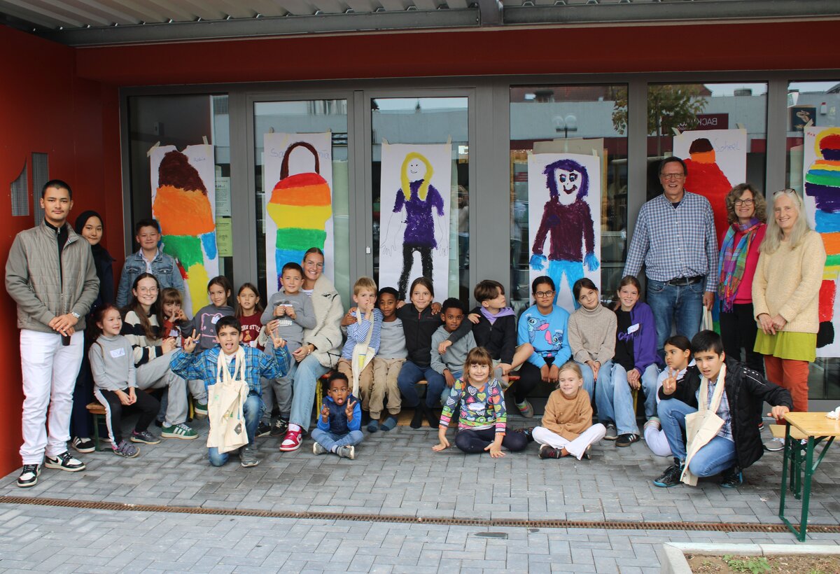 Die teilnehmenden Kinder der Herbstferienspiele mit ihren Betreuerinnen und Betreuern. Rechts im Bild: Bernhard Schick, Team Angebote für Kinder, Susanne Schindler, Leitung Fachbereich Soziales und Esther Mundhenke vom Caritasverband Main-Taunus.