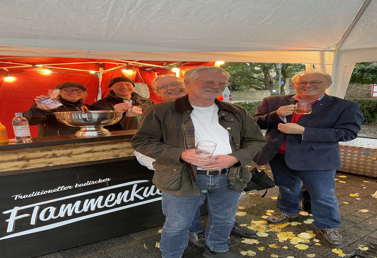 Der Flammkuchenstand mit Gästen