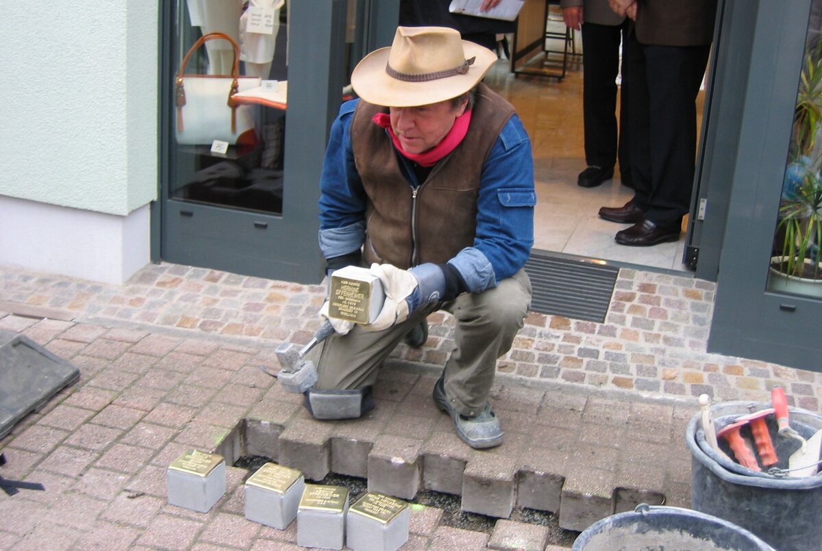 Künstler Gunter Demnig bei der Verlegung von Stolpersteinen in Hofheim am Taunus