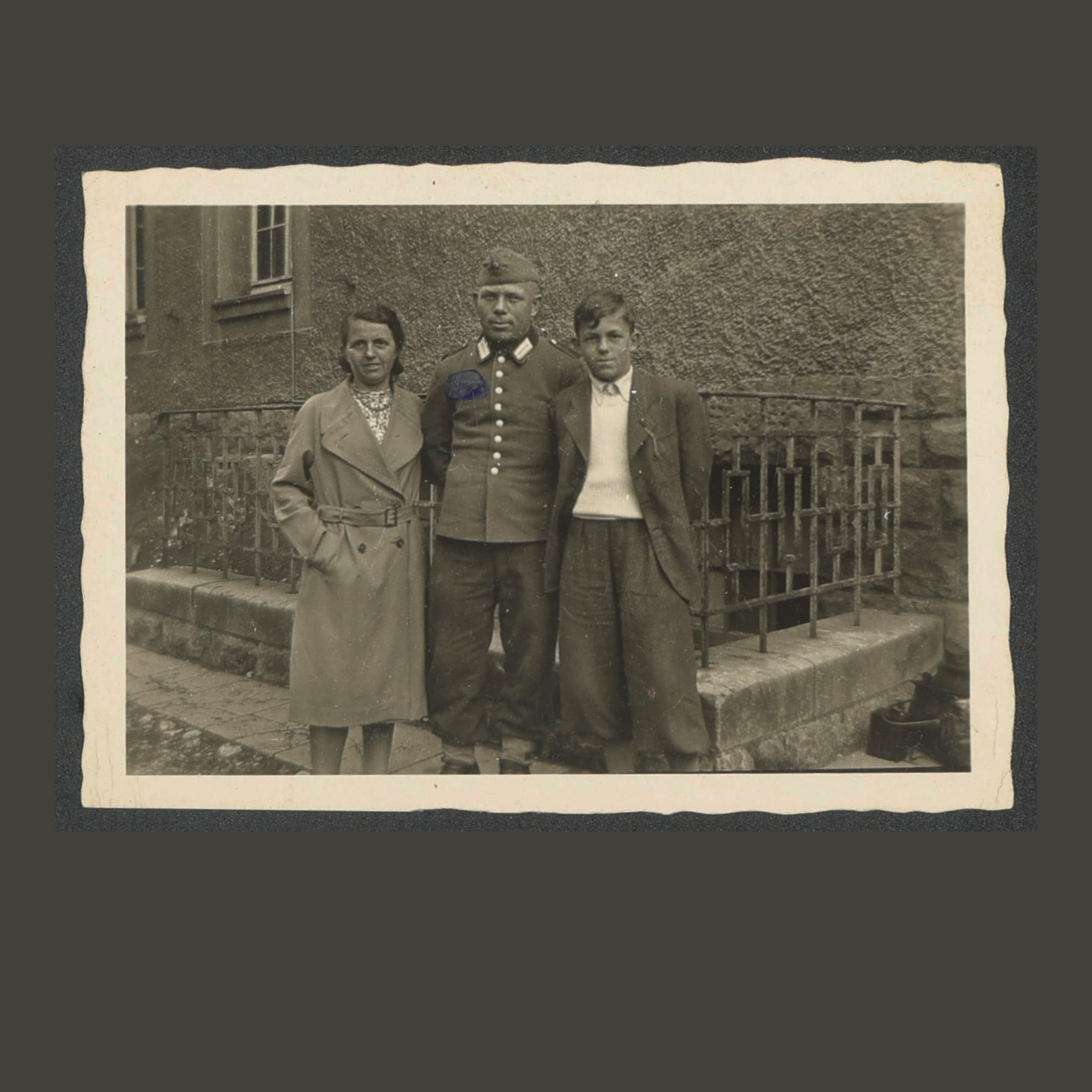 Ein kurzer Moment der Nähe – Familie Powils im Kriegsjahr 1944.