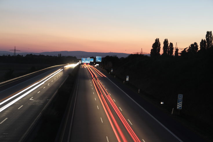 Blick auf nahgelegene Autobahn in der Dämmerung