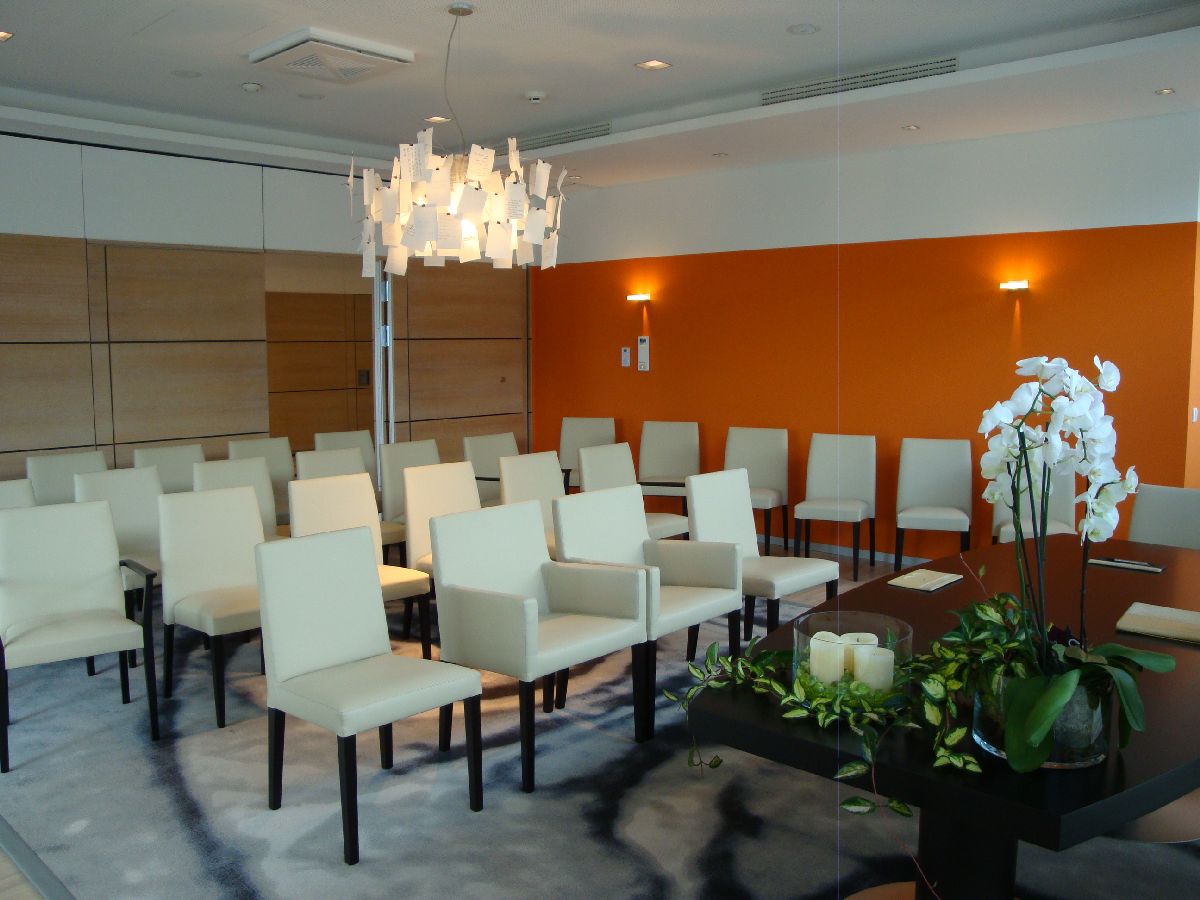 Trauzimmer des Rathauses Hofheim mit Stuhlreihen