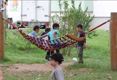 Hängematte am Fichtespielplatz mit einigen Kindern