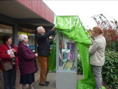 Bücherregal wird von Vertretern der Stadt Enthüllt 