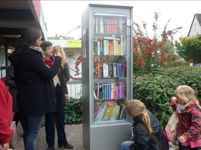 Bücherregal wird von Vertretern der Stadt Enthüllt 