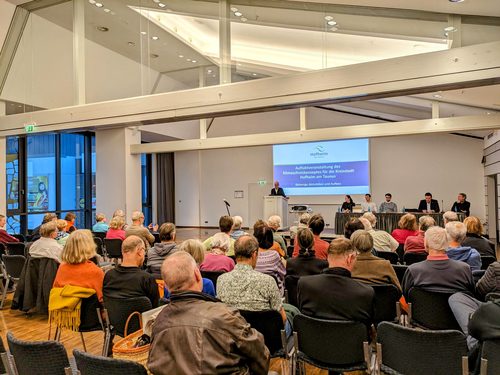 Erster Stadtrat Daniel Philipp begrüßt die Gäste im Malersaal 