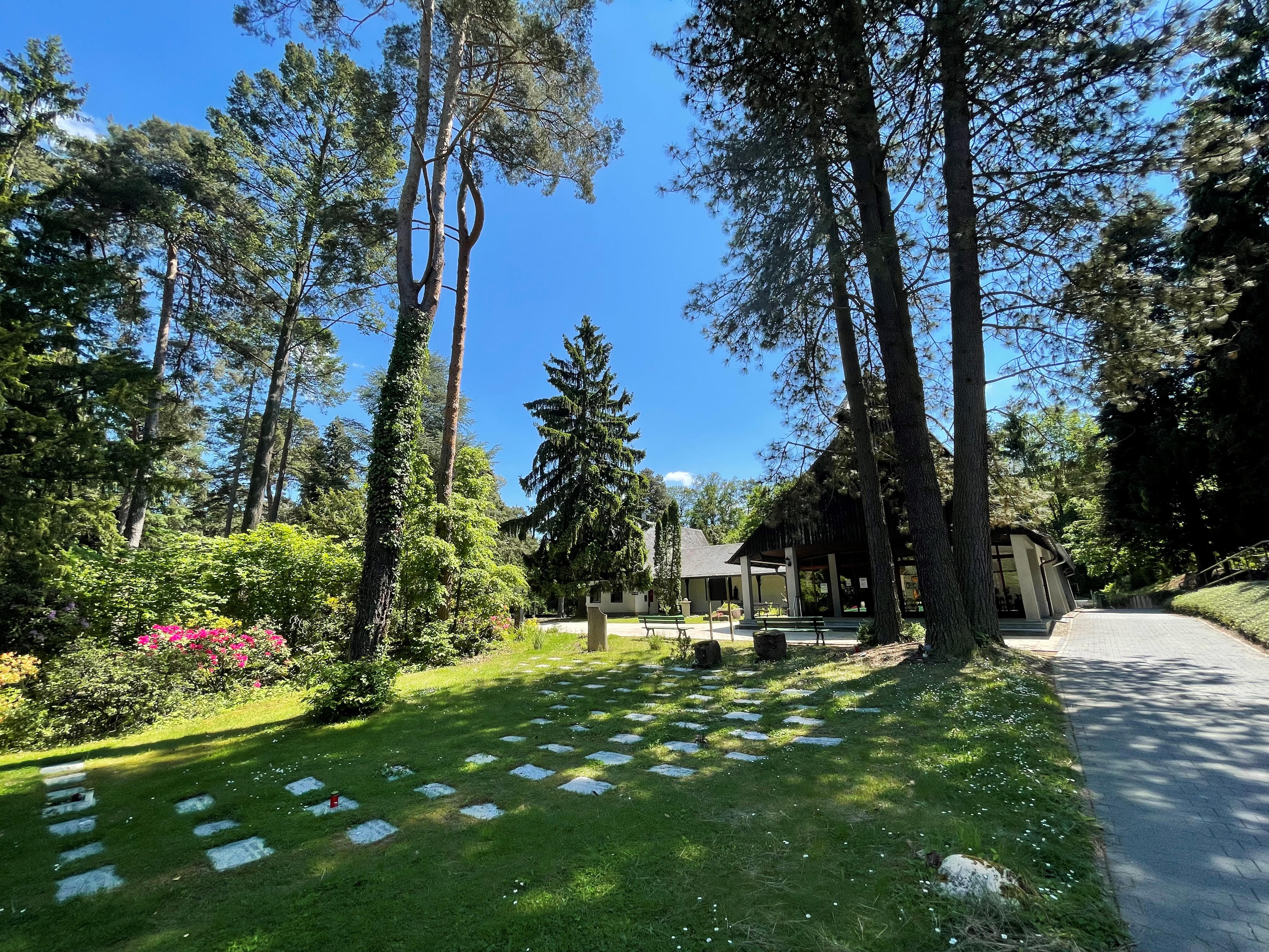 Trauerhalle auf dem Waldfriedhof